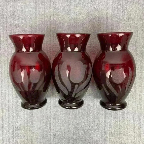 🟢 2/$25 ~ Ruby‎ Red vase etched tulip flowers 6" tall set of 3 - Picture 1 of 9